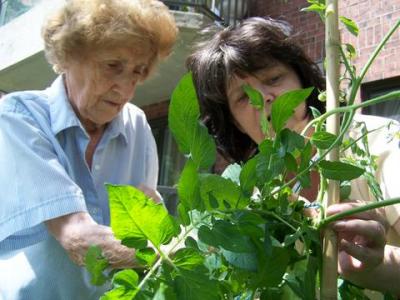 Mère et fille font du jardinage ensemble / Mother and daughter gardening together